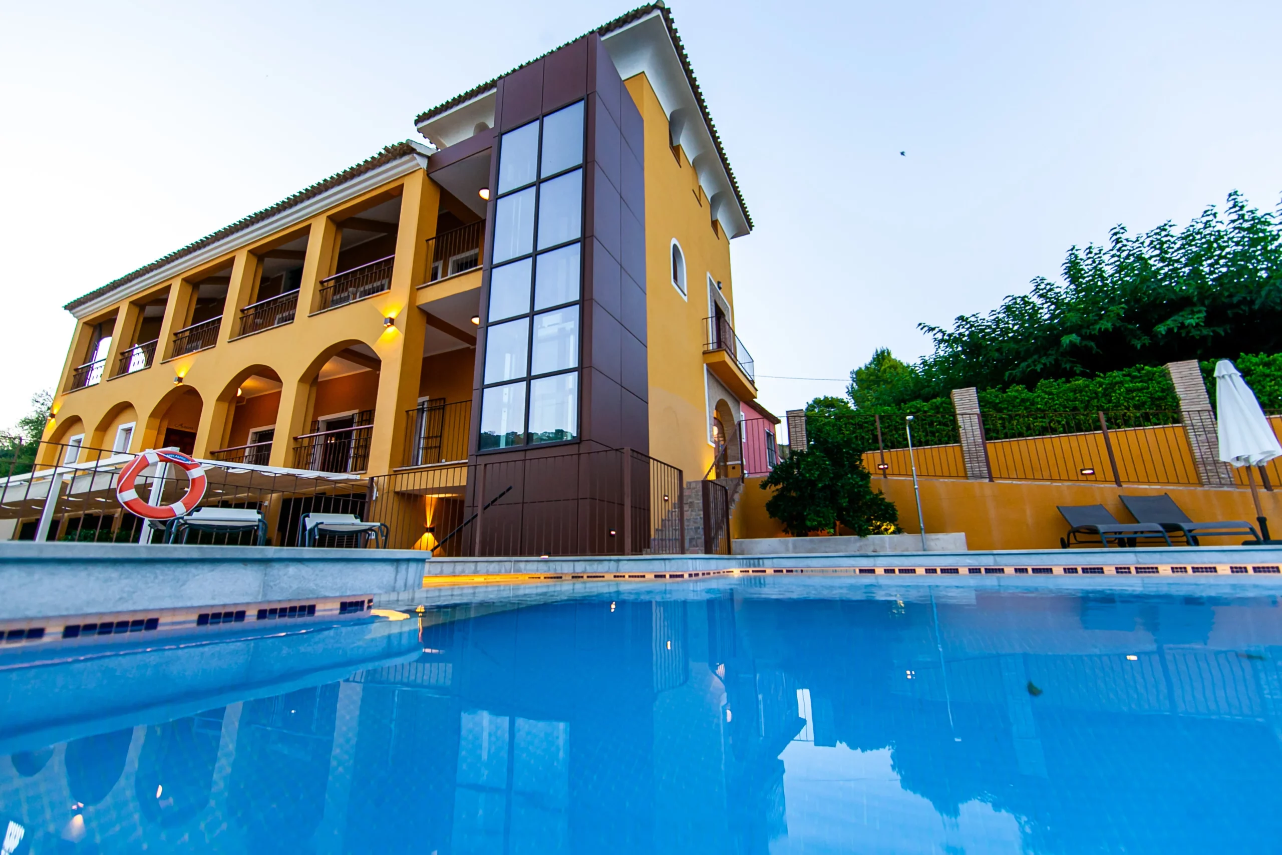 Imagen de la piscina del hotel Molino de Felipe, tu estancia ideal para este verano en Mula