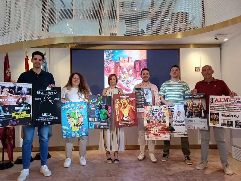 Miembros del Ayuntamiento de Mula presentan los carteles de los conciertos y eventos de las Fiestas Patronales de Mula 2025