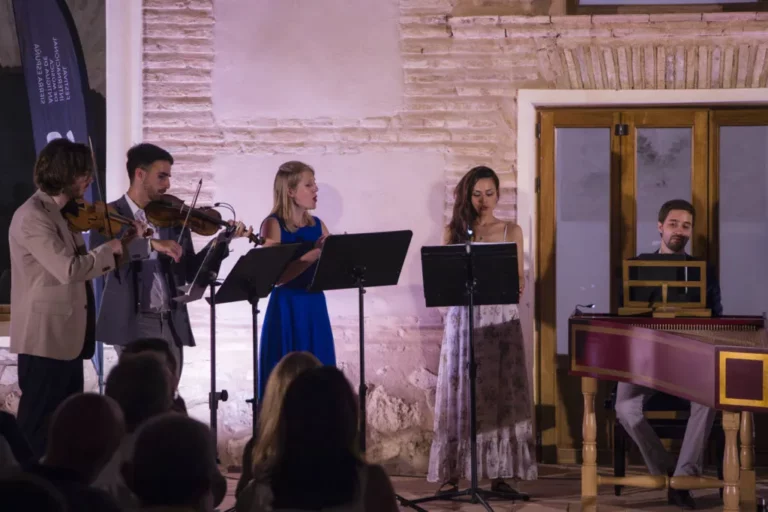 Ensemble de música antigua actuando al aire libre en el ECOS Festival de Sierra Espuña