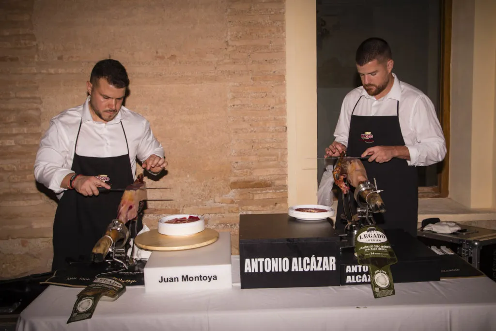 Cortadores de jamón durante un evento gastronómico en el ECOS Festival de Sierra Espuña