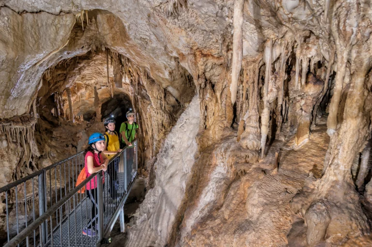 Imagen del recorrido de la cueva del puerto en Calasparra